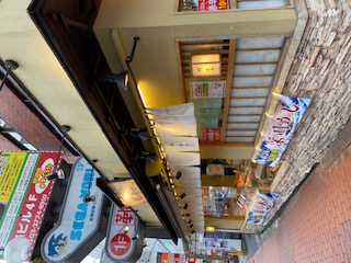 階段付近の唐揚げ屋さん